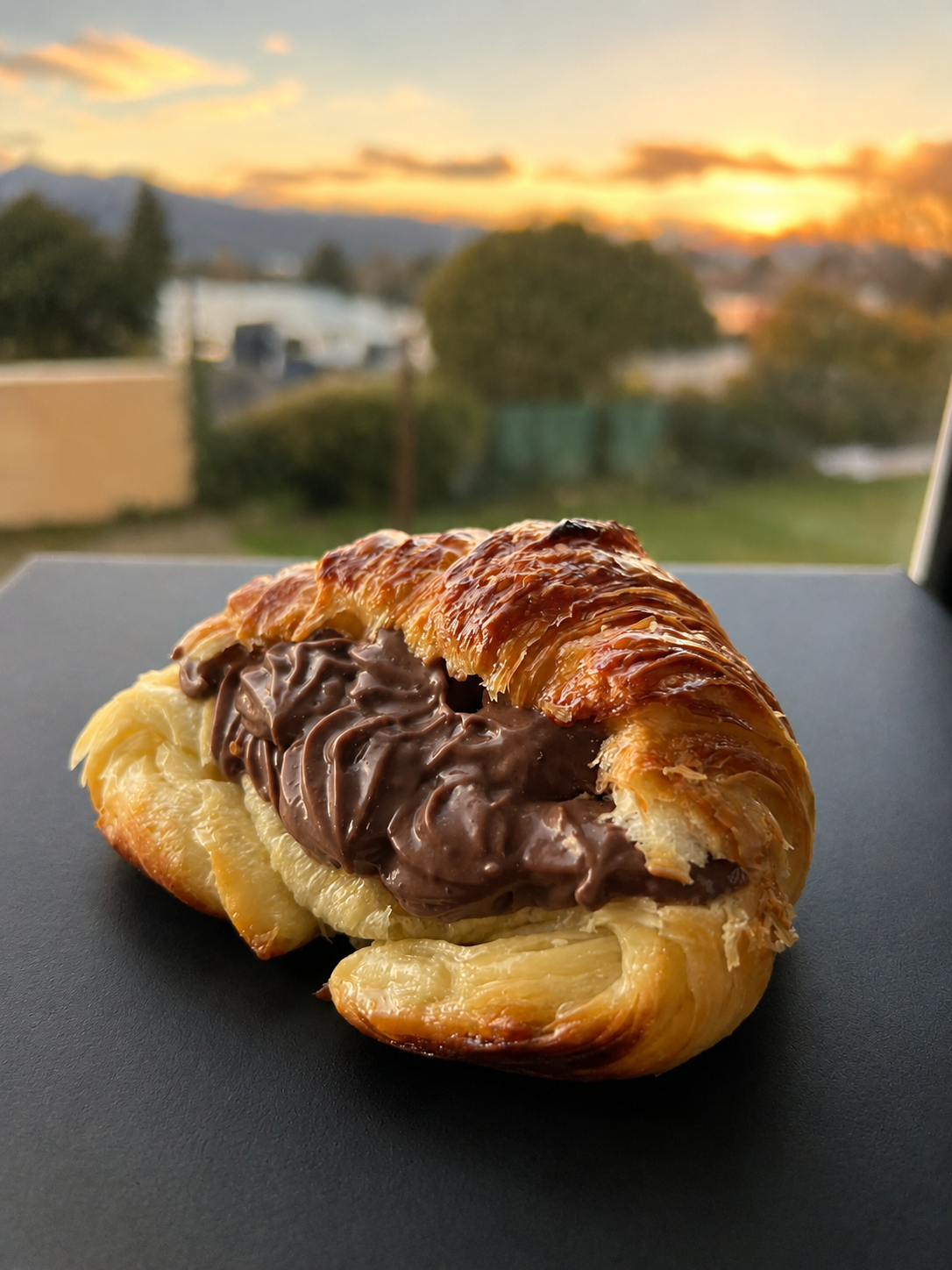 Medialuna rellena de crema de chocolate