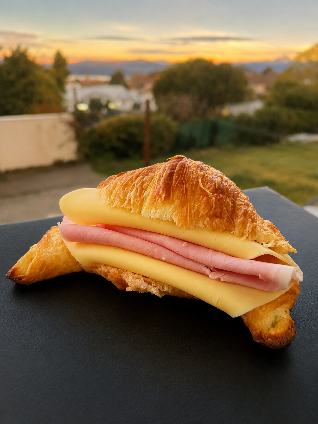 Medialuna rellena de jamón y queso