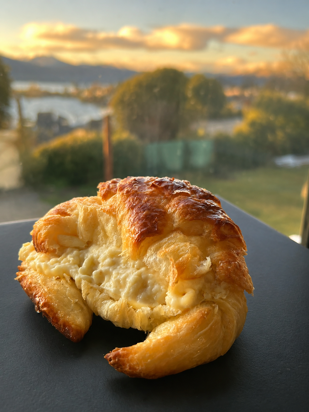 Medialuna rellena de crema pastelera