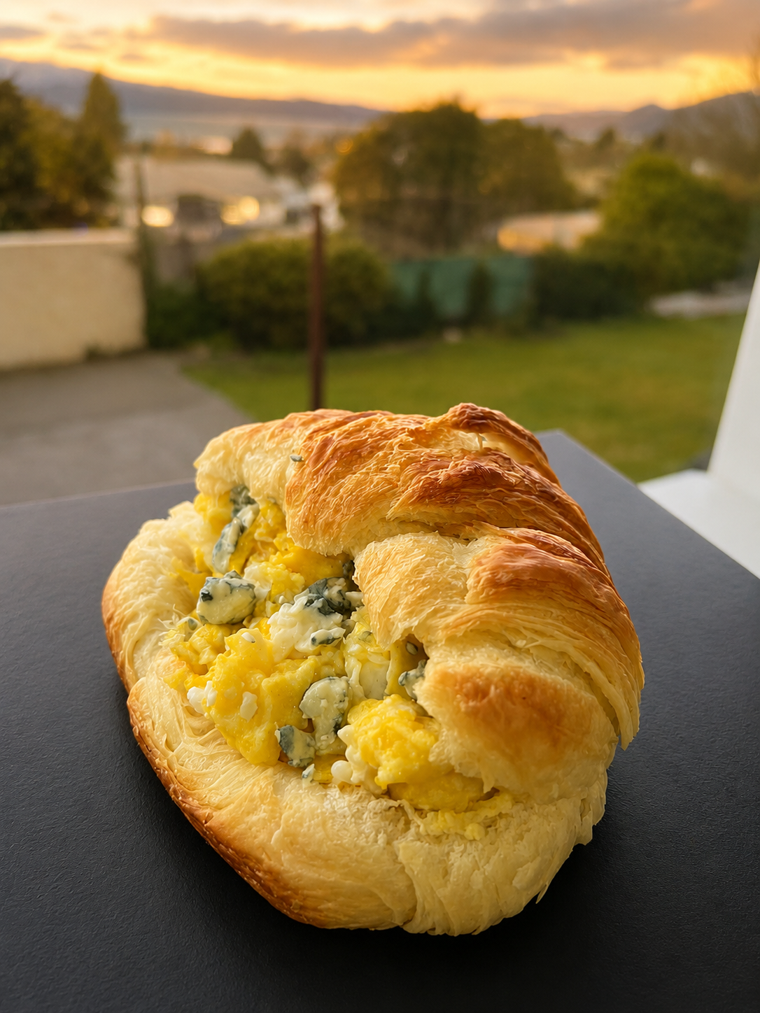 Medialuna rellena de huevo y roquefort